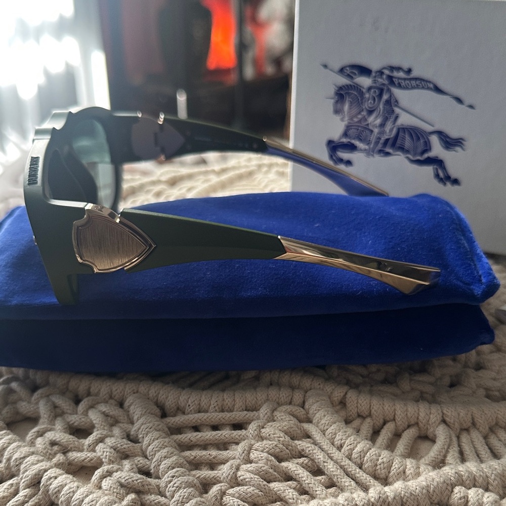 Burberry Olive Green Sunglasses with Blue Case *Unisex!* - Picture 11 of 16